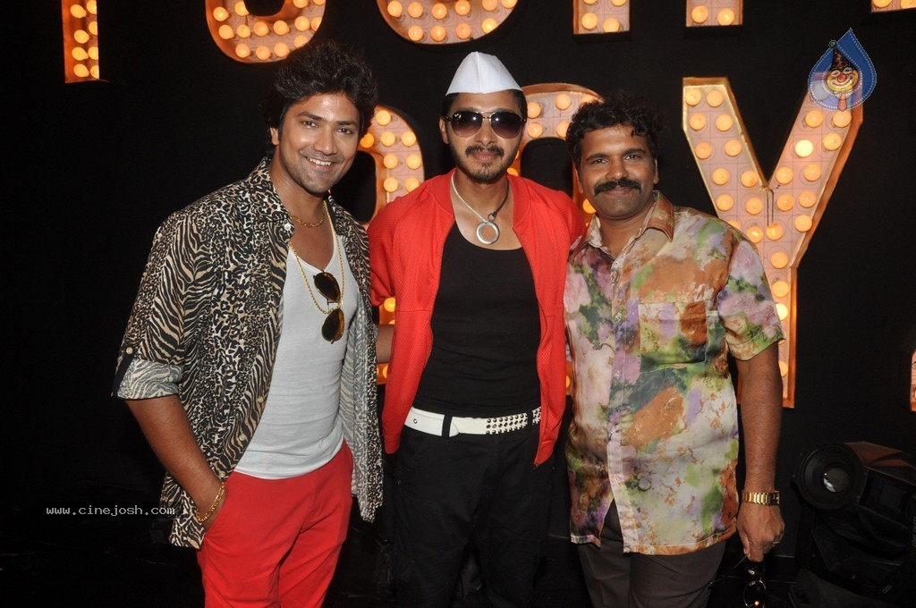 Poshter Boyz Movie Promotional Song Shoot - 17 / 28 photos