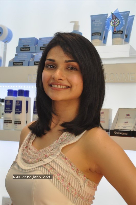 Prachi Desai at Neutrogena Anniversary Party - 4 / 32 photos