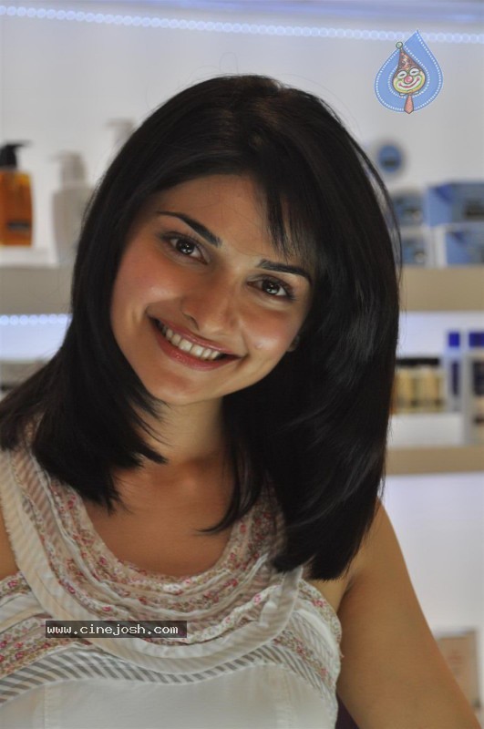 Prachi Desai at Neutrogena Anniversary Party - 12 / 32 photos