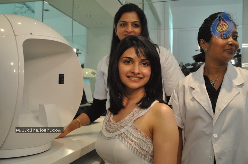 Prachi Desai at Neutrogena Anniversary Party - 15 / 32 photos