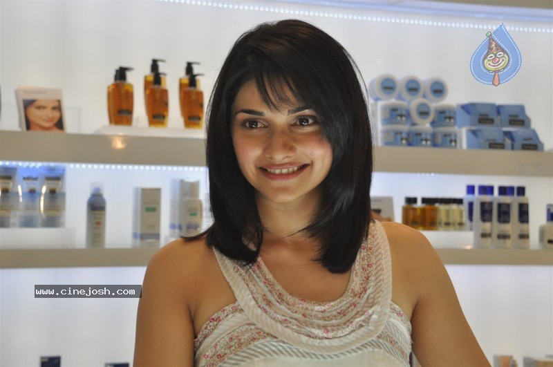 Prachi Desai at Neutrogena Anniversary Party - 19 / 32 photos