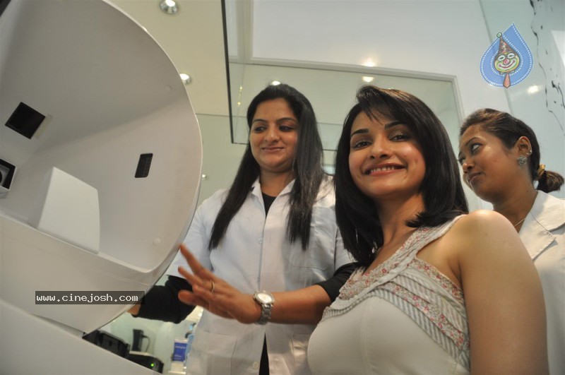 Prachi Desai at Neutrogena Anniversary Party - 21 / 32 photos