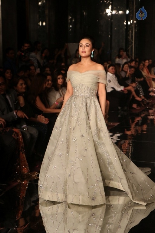 Preity Zinta Walks The Ramp At LFW 2017 - 2 / 15 photos