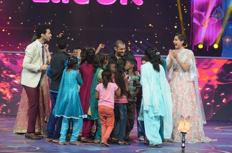 Prem Rata Dhan Payo Promotions On Life OK Channel - 11 / 62 photos