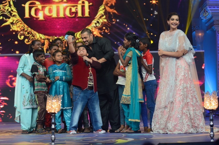 Prem Rata Dhan Payo Promotions On Life OK Channel - 52 / 62 photos