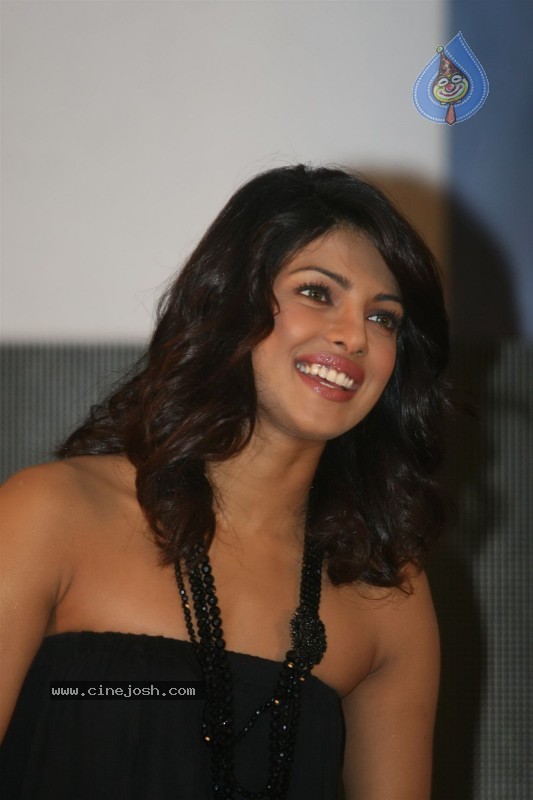 Priyanka Chopra at her Official Website Launch - 36 / 38 photos