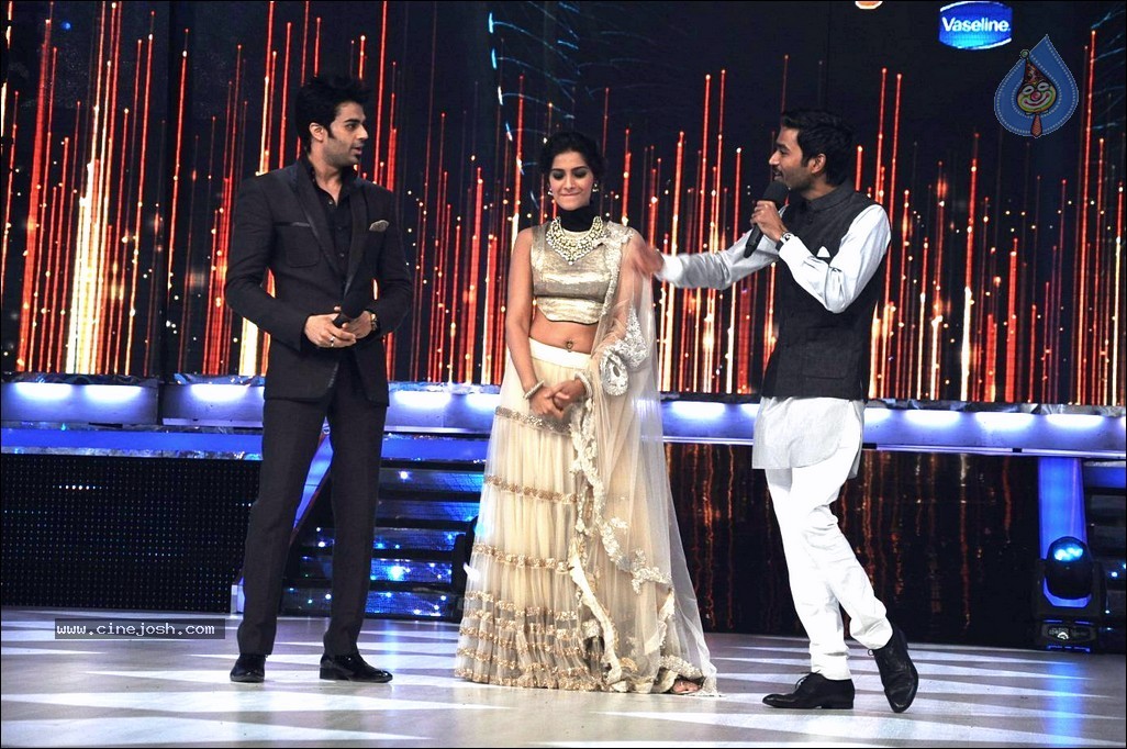 Raanjhanaa Team at Jhalak Dikhhla Jaa Sets - 5 / 43 photos