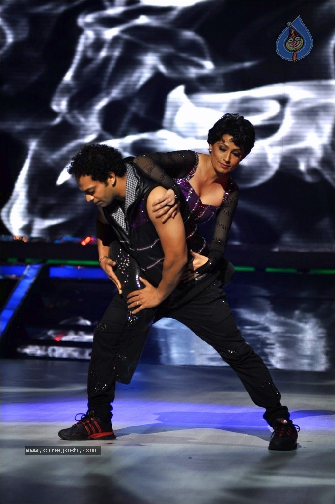 Raanjhanaa Team at Jhalak Dikhhla Jaa Sets - 23 / 43 photos