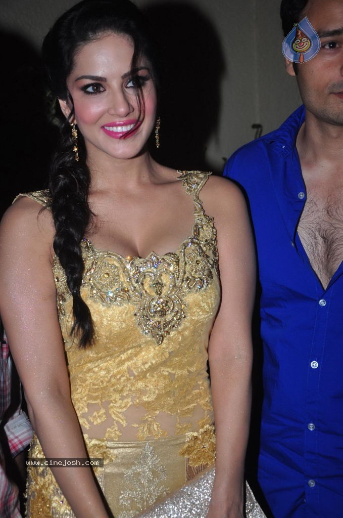 Ragini MMS 2 Song Shoot - 48 / 49 photos
