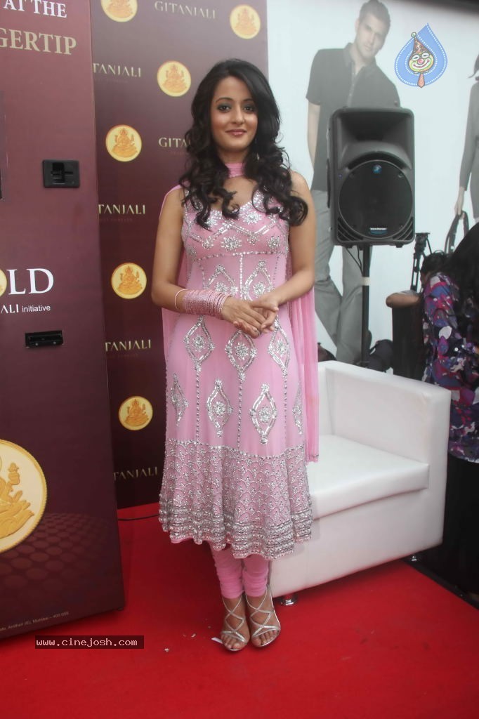 Raima Sen Launches Gitanjali Gold and Diamond ATM - 17 / 29 photos