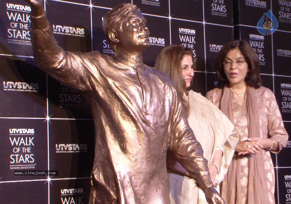 Rajesh Khanna Statue Unveiling Photos - 2 / 127 photos