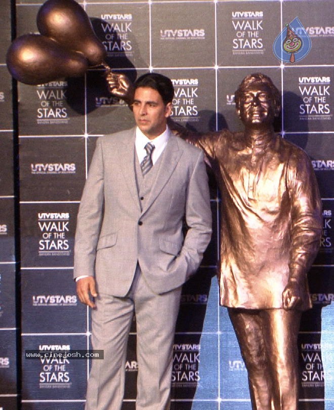 Rajesh Khanna Statue Unveiling Photos - 13 / 127 photos