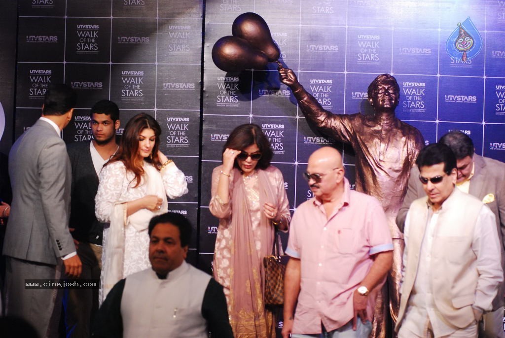 Rajesh Khanna Statue Unveiling Photos - 22 / 127 photos