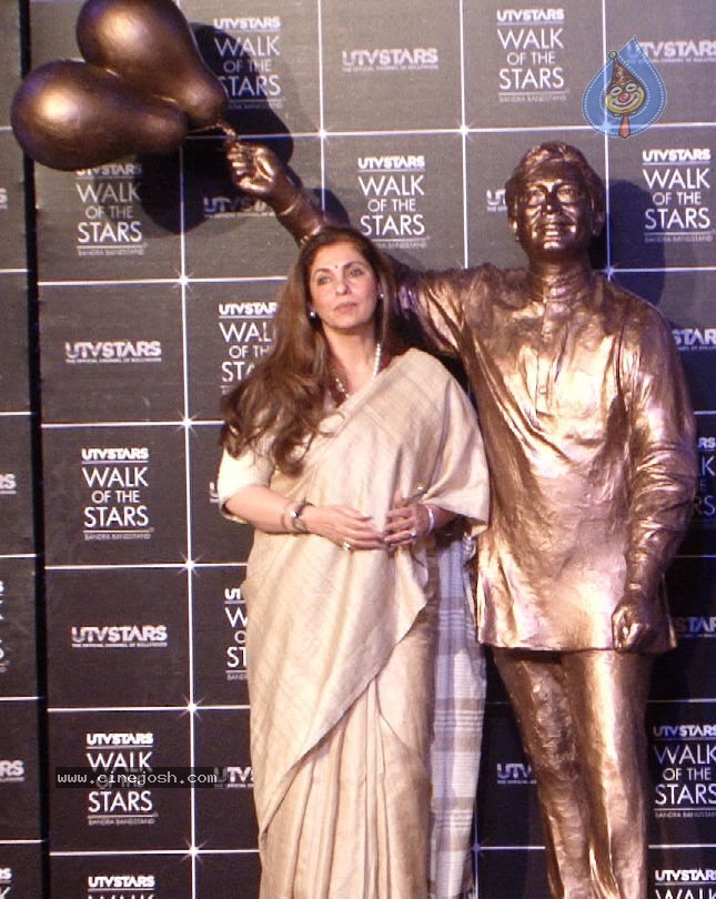 Rajesh Khanna Statue Unveiling Photos - 32 / 127 photos
