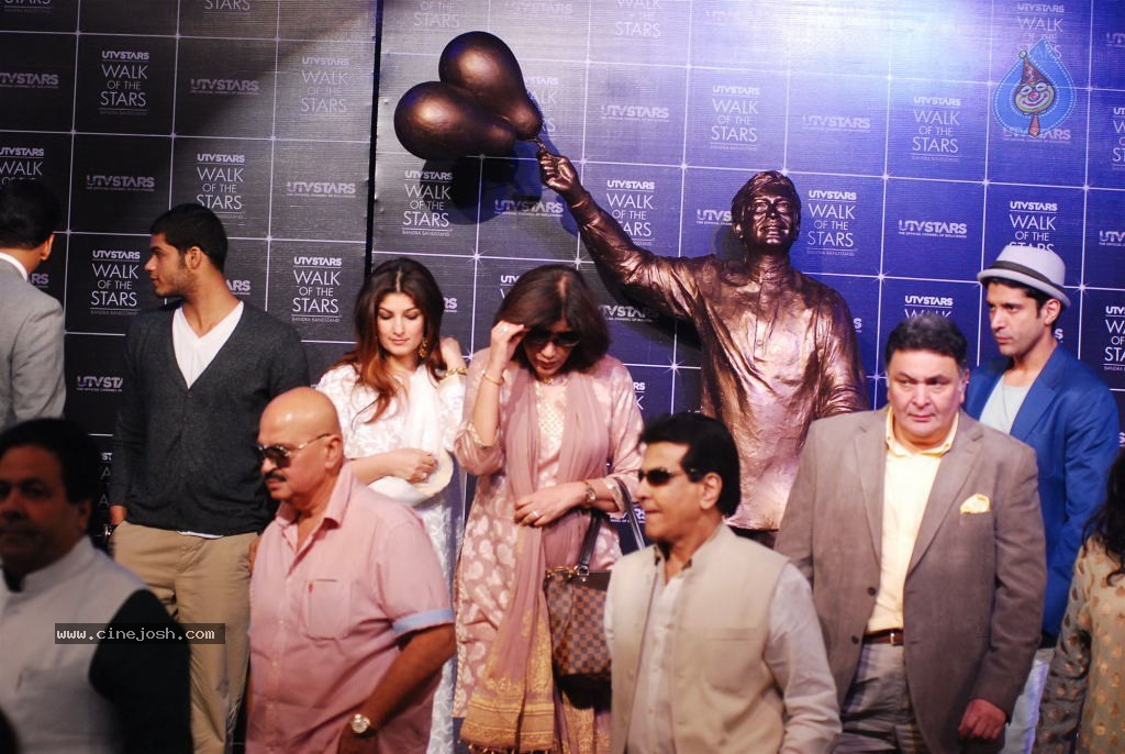 Rajesh Khanna Statue Unveiling Photos - 43 / 127 photos