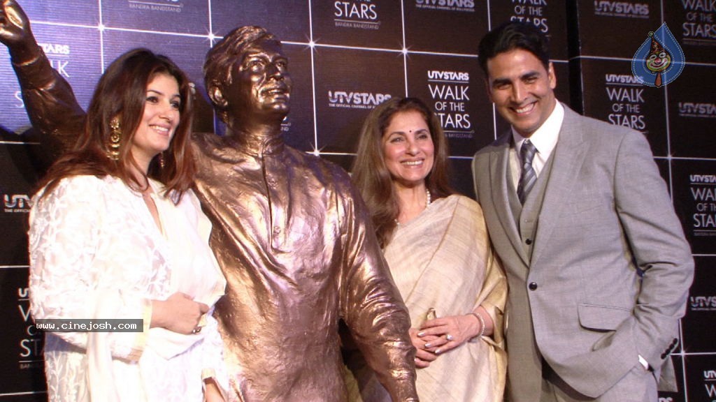 Rajesh Khanna Statue Unveiling Photos - 59 / 127 photos