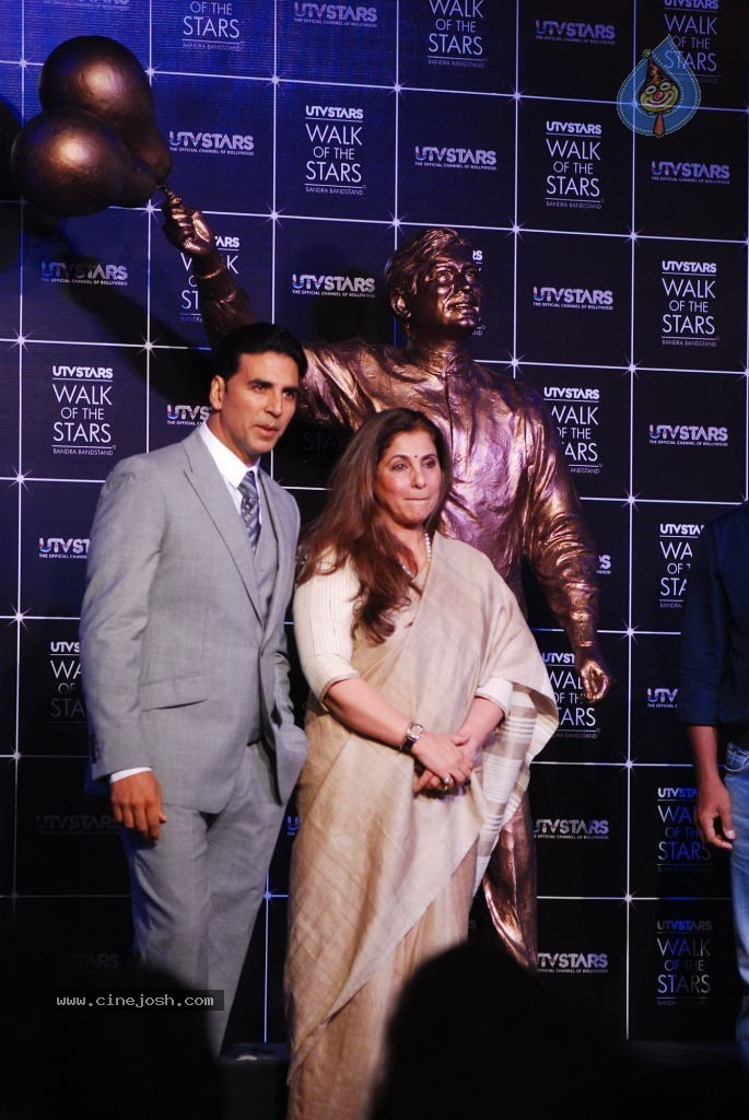 Rajesh Khanna Statue Unveiling Photos - 65 / 127 photos