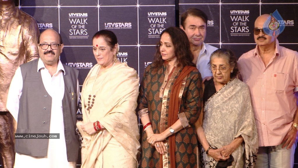 Rajesh Khanna Statue Unveiling Photos - 68 / 127 photos