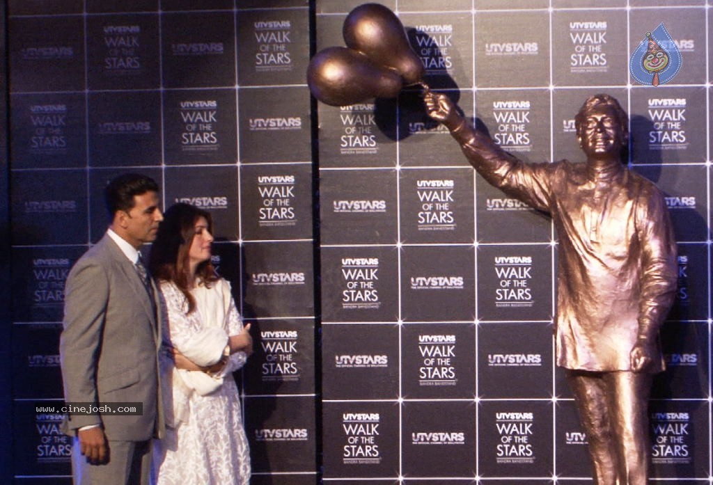Rajesh Khanna Statue Unveiling Photos - 78 / 127 photos