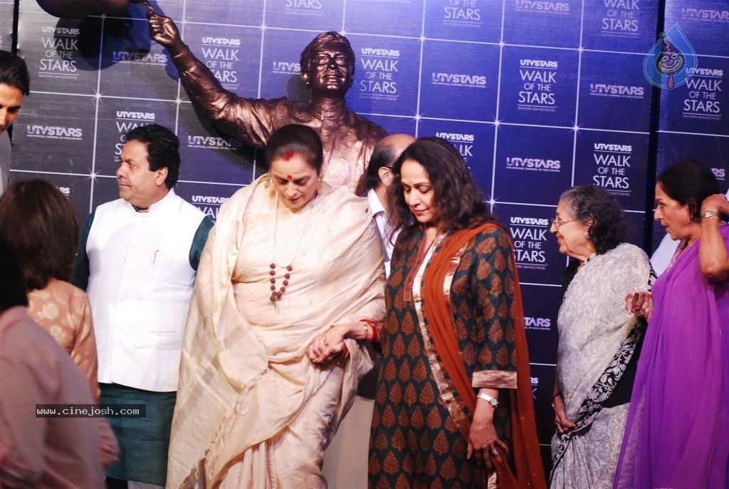 Rajesh Khanna Statue Unveiling Photos - 104 / 127 photos