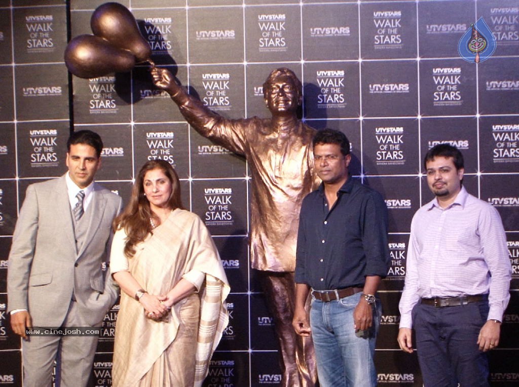 Rajesh Khanna Statue Unveiling Photos - 122 / 127 photos