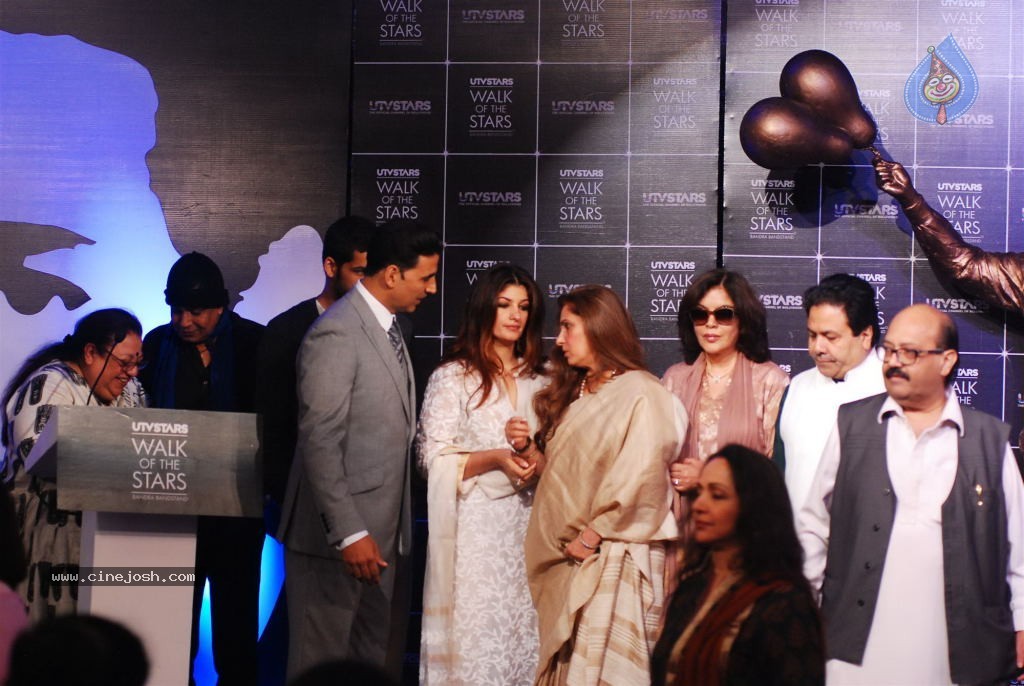 Rajesh Khanna Statue Unveiling Photos - 127 / 127 photos