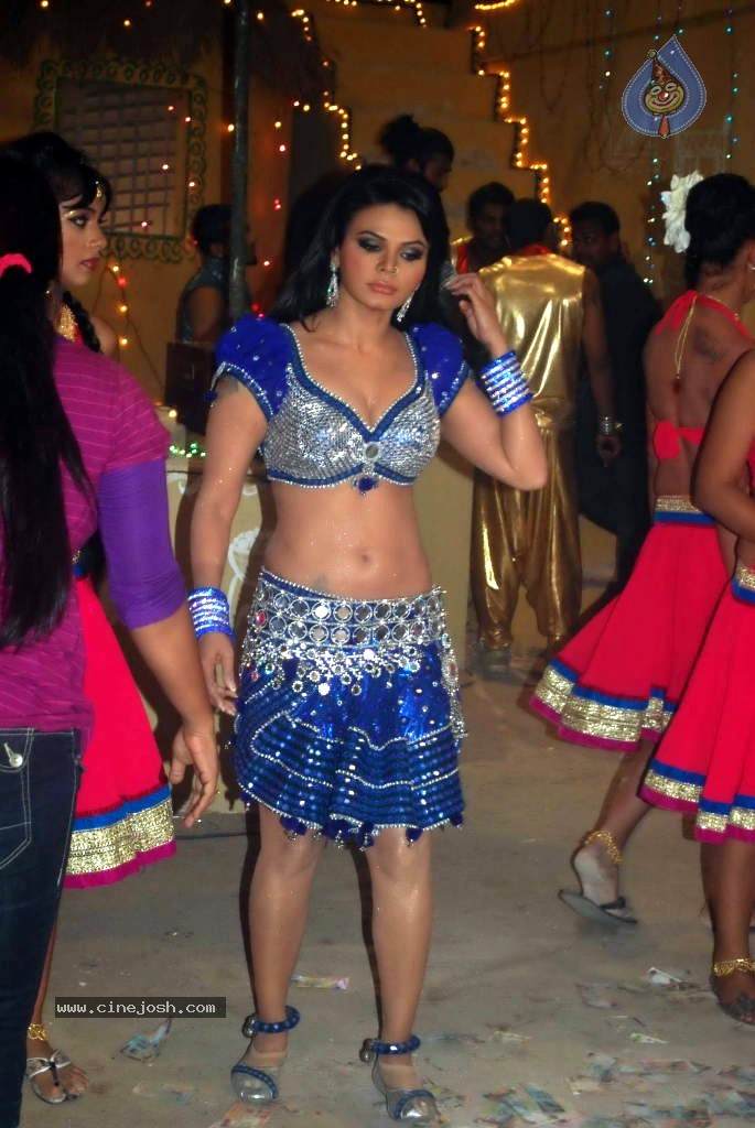 Rakhi Sawant at Spicy Song Shooting Spot - 20 / 23 photos