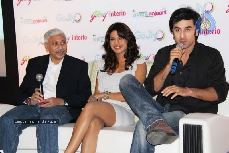 Ranbir and Priyanka Promoting Anjaana Anjaani Movie - 16 / 31 photos