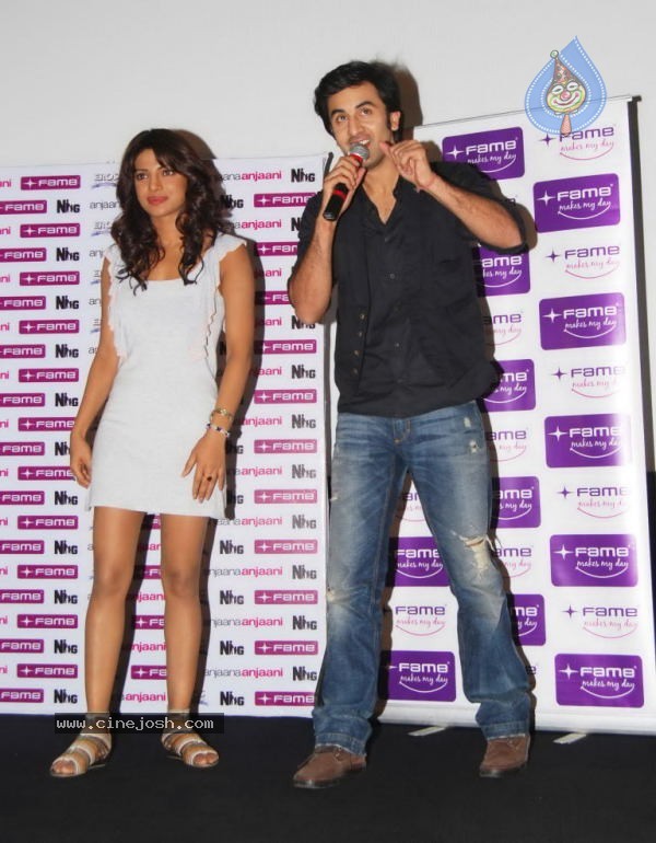 Ranbir and Priyanka Promoting Anjaana Anjaani Movie - 17 / 31 photos