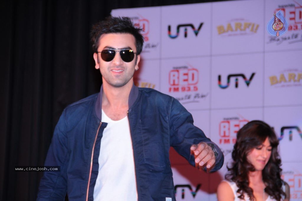 Ranbir n Ileana Promotes BARFI - 5 / 52 photos