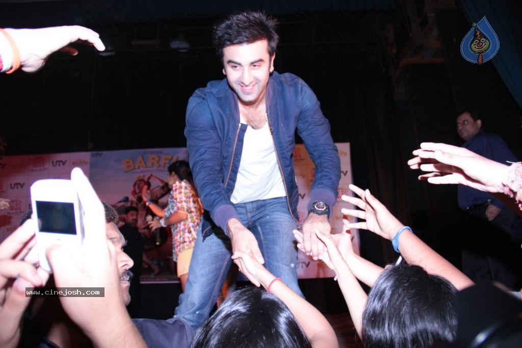 Ranbir n Ileana Promotes BARFI - 13 / 52 photos