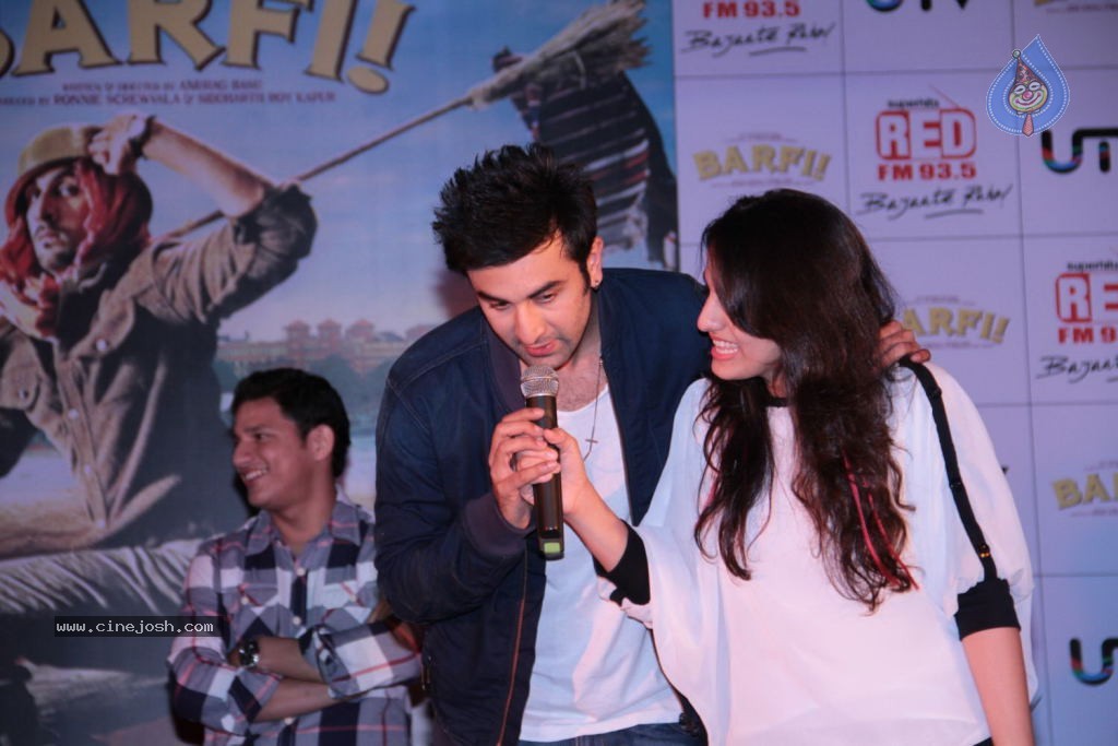 Ranbir n Ileana Promotes BARFI - 14 / 52 photos