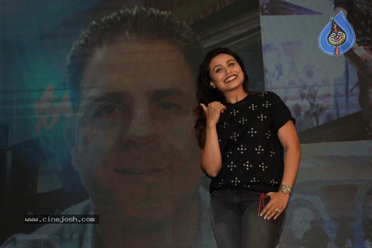 Rani Mukerji Introduces Brad Cohen At Hichki Promotional Event - 2 / 12 photos