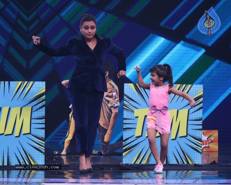 Rani Mukerji On The Sets Of Super Dancer Chapter 2 - 2 / 12 photos