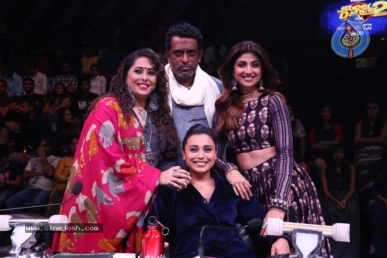 Rani Mukerji On The Sets Of Super Dancer Chapter 2 - 6 / 12 photos