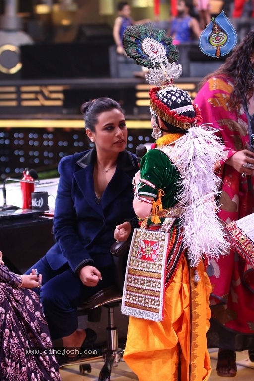 Rani Mukerji On The Sets Of Super Dancer Chapter 2 - 7 / 12 photos