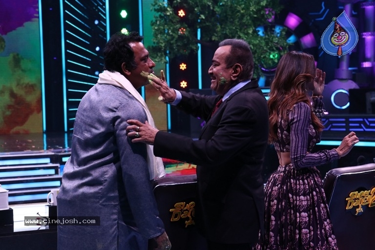 Rani Mukerji On The Sets Of Super Dancer Chapter 2 - 8 / 12 photos