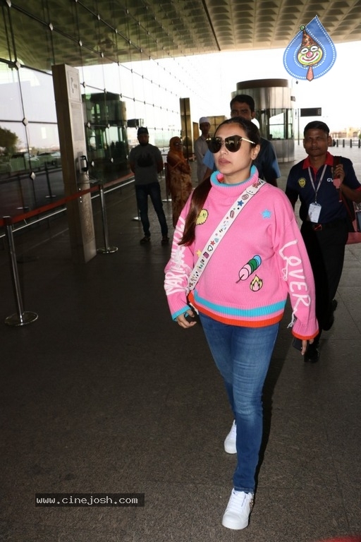 Rani Mukerji Spotted At Airport - 5 / 6 photos
