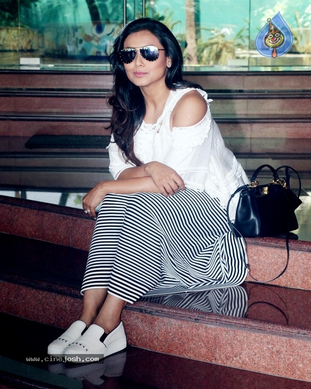 Rani Mukerji Spotted At Yash Raj Studio In Andheri - 3 / 8 photos