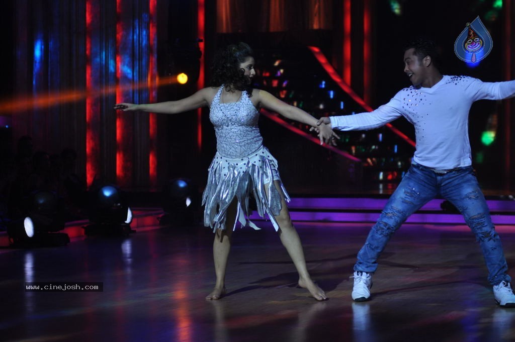 Rani Mukherjee at Jhalak Dikhhla Jaa Sets - 27 / 53 photos