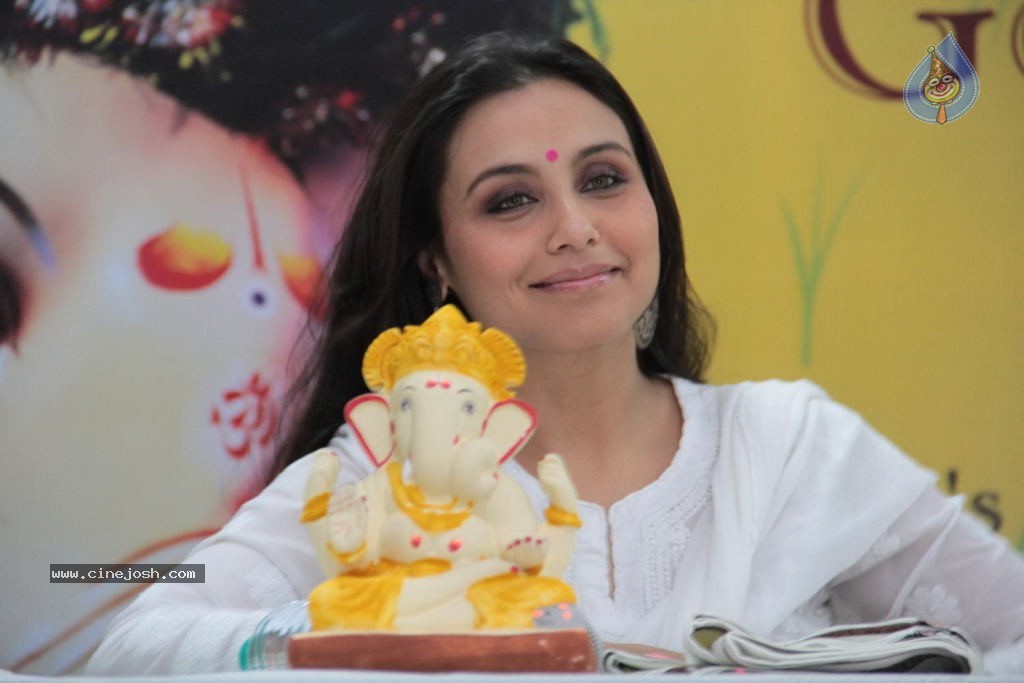 Rani Mukherjee Launches Times Green Ganesha - 11 / 28 photos