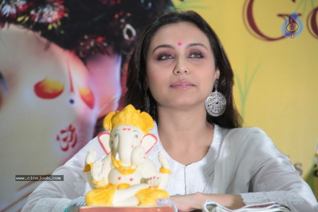 Rani Mukherjee Launches Times Green Ganesha - 15 / 28 photos