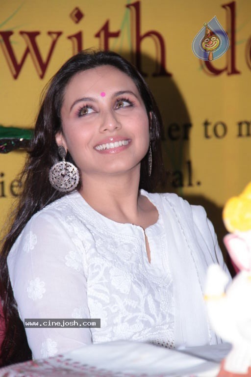 Rani Mukherjee Launches Times Green Ganesha - 17 / 28 photos