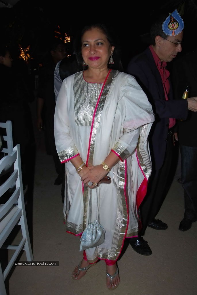 Rati Agnihotri Christmas Party - 3 / 28 photos