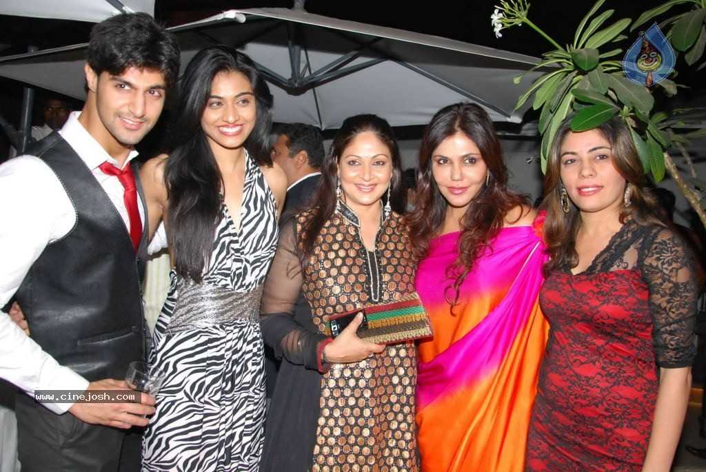 Rati Agnihotri Christmas Party - 24 / 28 photos