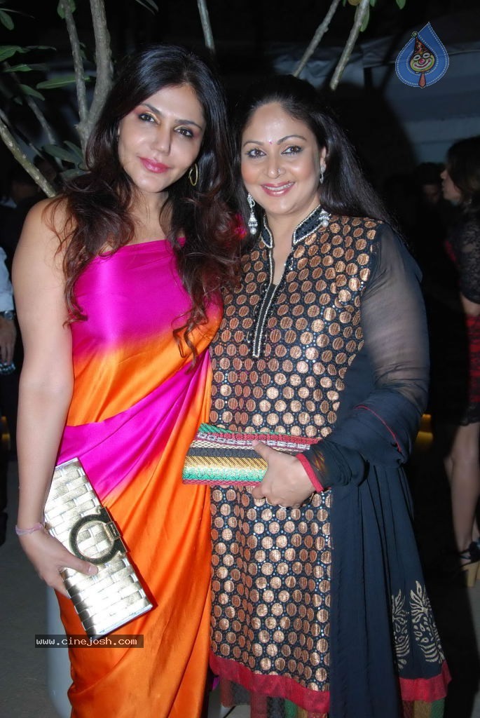 Rati Agnihotri Christmas Party - 26 / 28 photos