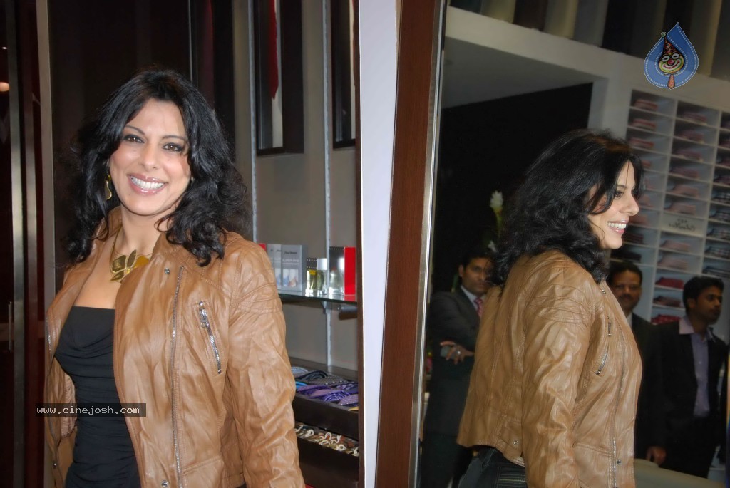 Raveena Tandon Launches Raymonds New Store  - 10 / 85 photos