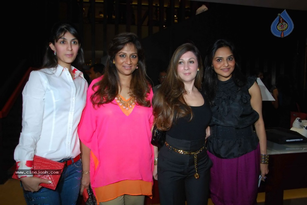 Raveena Tandon Launches Raymonds New Store  - 16 / 85 photos