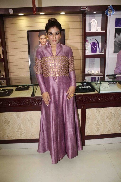 Raveena Tandon Photos - 2 / 7 photos