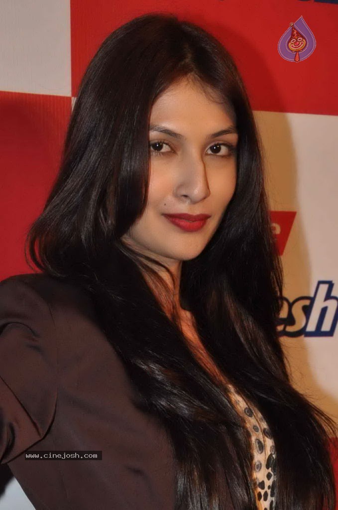 Bolly Celebs at Red Carpet Max Fresh Party - 27 / 75 photos